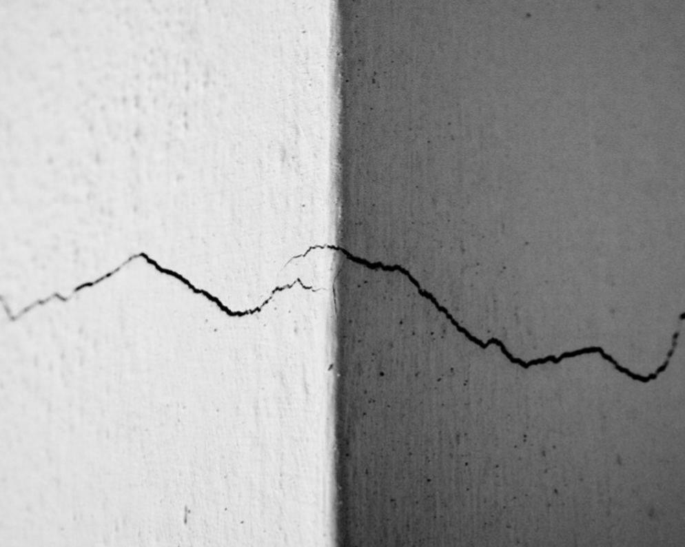 Skryté vady na nehnuteľnosti: Kedy môžete odstúpiť od zmluvy a kedy žiadať zľavu?