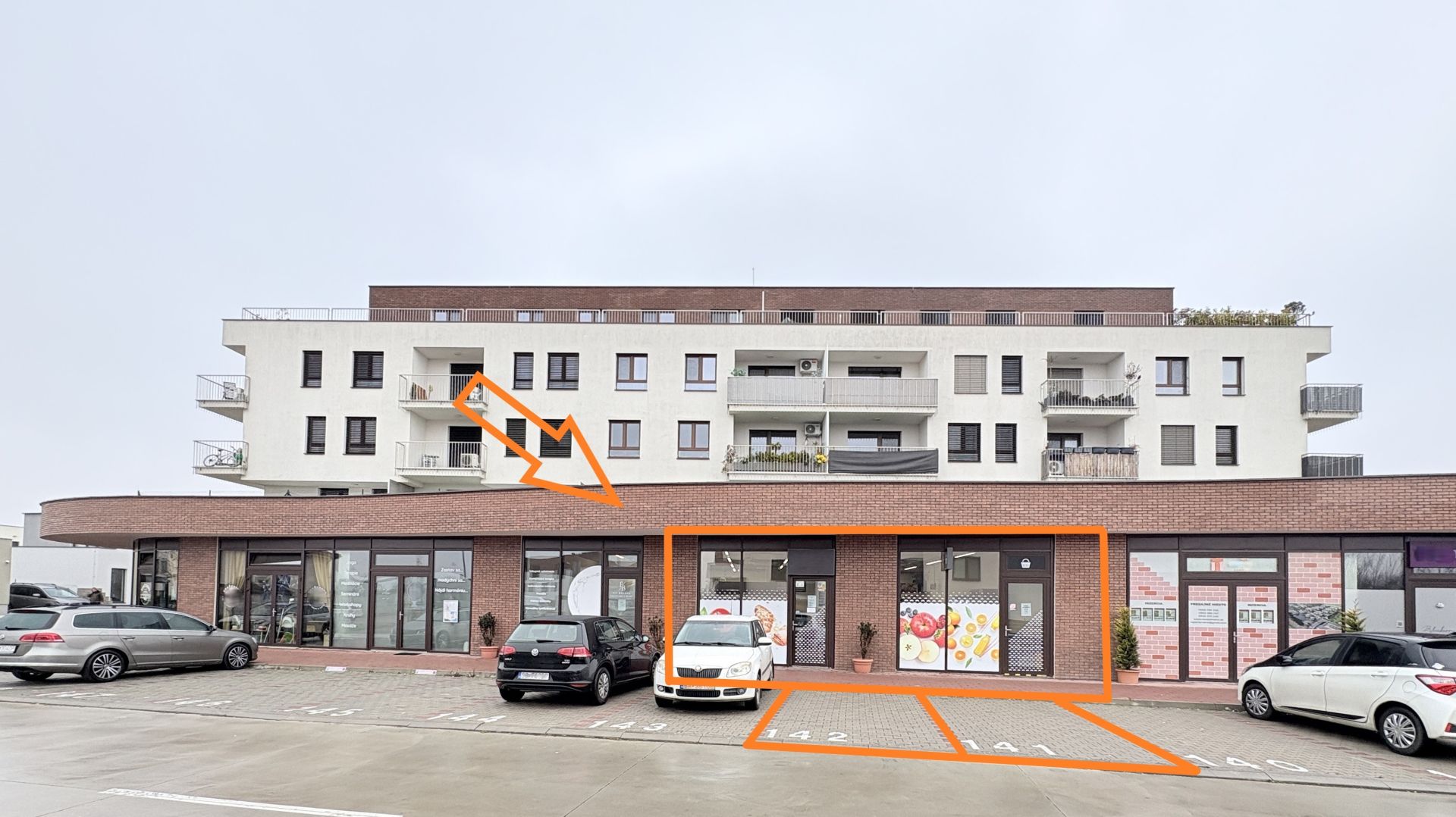 Na prenájom: obchodné priestory 122 m2 + 2x parkovanie v cene, Vrabčia, Senec